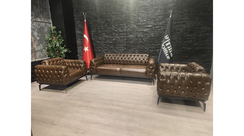 Tilia K Chester modern ofis oturma grubu, siyah deri, kapitone sırt ve modern lineer kolçaklar.